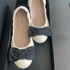 Ta-villa Tahari slip on flats cream/ivory and with black